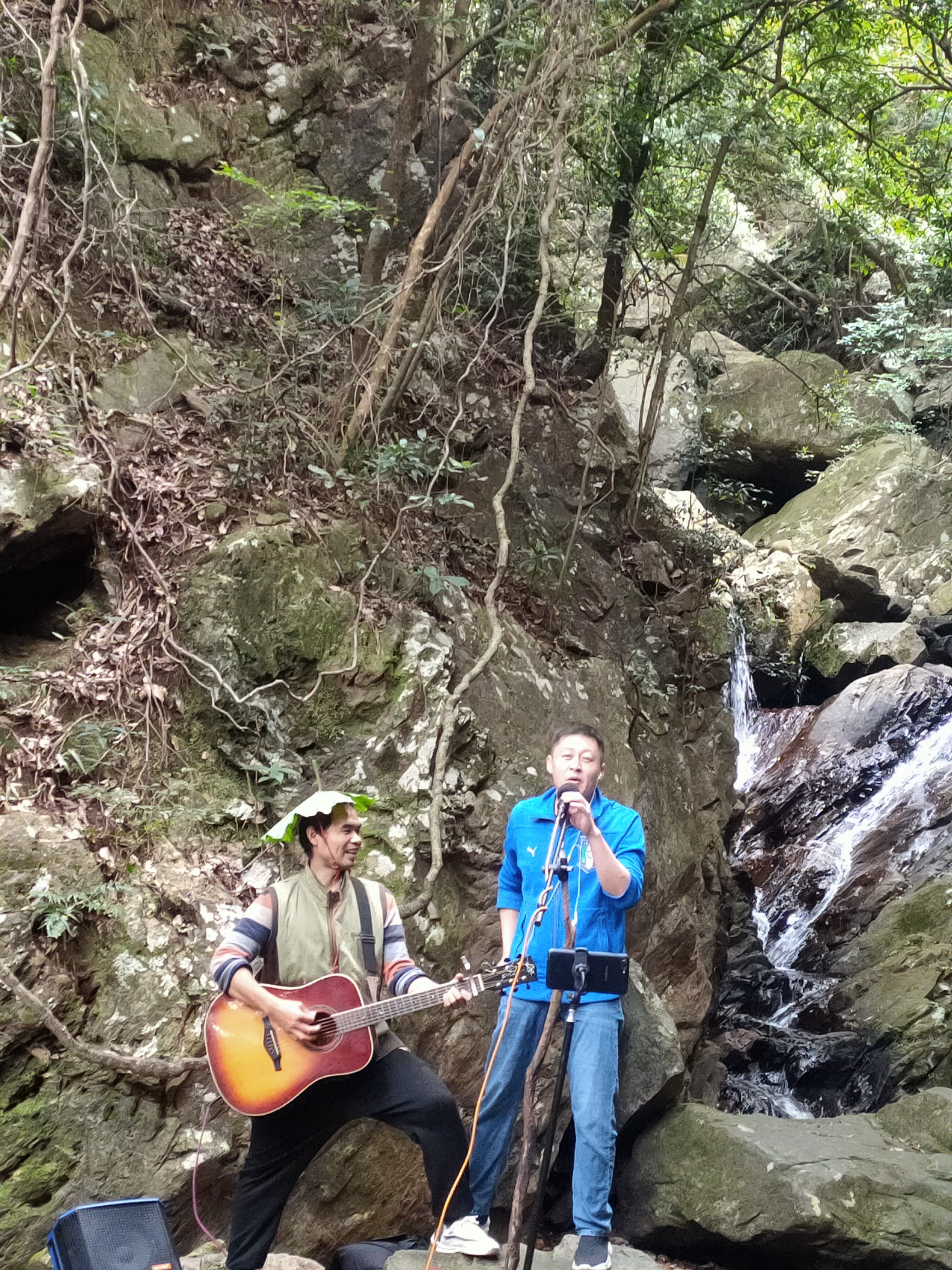蒋小矿在山上与艺人合奏.jpg